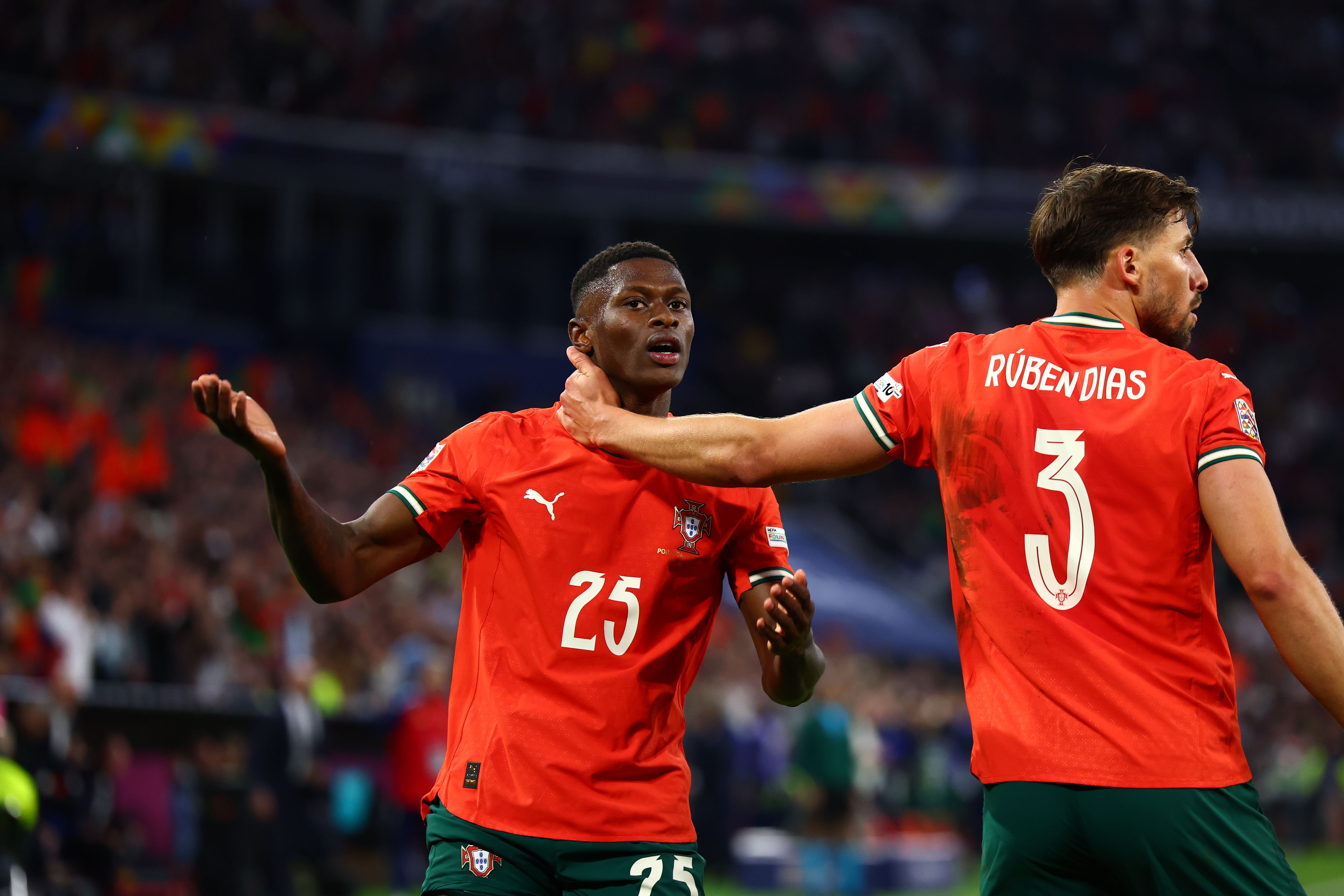 葡萄牙女足队员奋力拼搏，穷追不舍