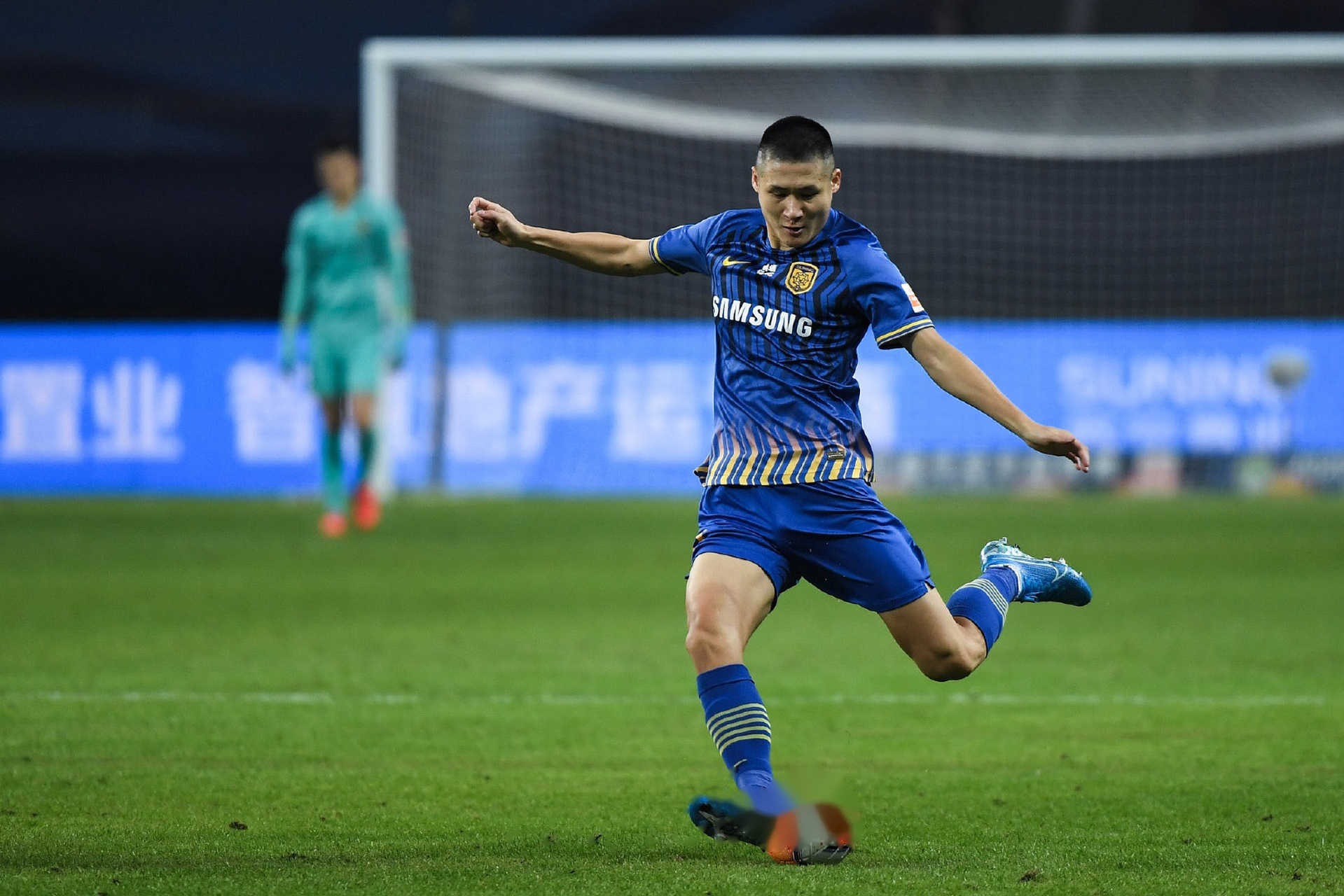 包含苏宁客场战胜上港，稳固次席的词条