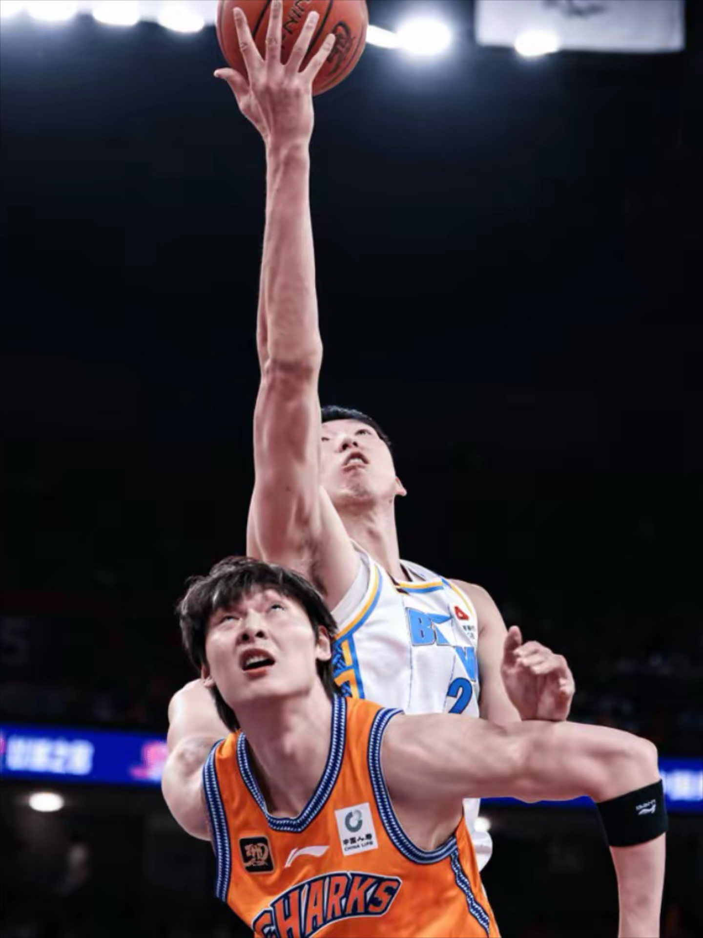 双方实力对比,无懈可击,篮球比赛现场掌声雷动的简单介绍 双方实力对比,无懈可击,篮球比赛现场掌声雷动的简单介绍