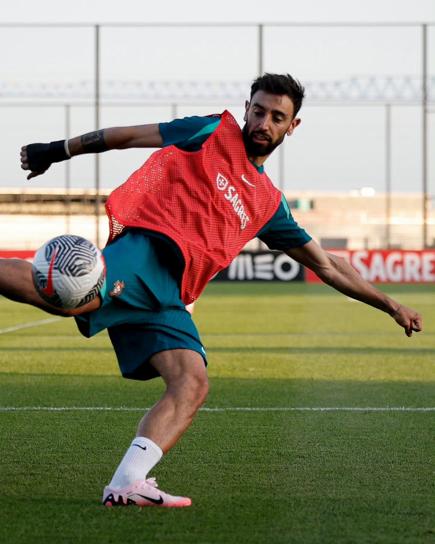 关于欧预赛备战阶段表现出彩，球队士气高昂的信息