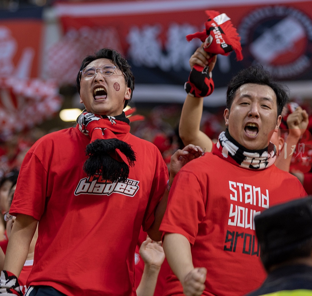 足球赛事再掀激情，精彩瞬间落入镜头，球迷瞩目的简单介绍