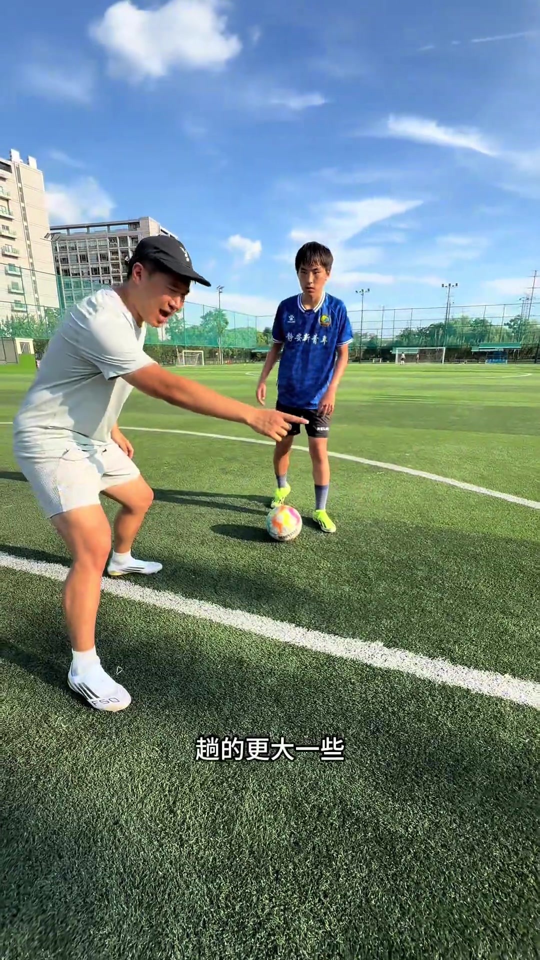 队员动作矫捷果断,精准射门让对手防守乱了阵脚的简单介绍 队员动作矫捷果断,精准射门让对手防守乱了阵脚的简单介绍