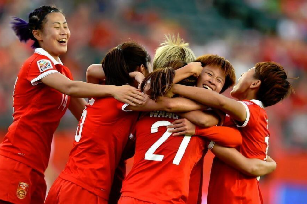 包含球场上的追逐我们为女足团队鼓劲的词条 包含球场上的追逐我们为女足团队鼓劲的词条