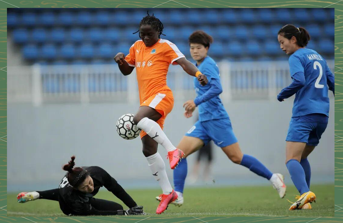 包含球场上的追逐我们为女足团队鼓劲的词条 包含球场上的追逐我们为女足团队鼓劲的词条